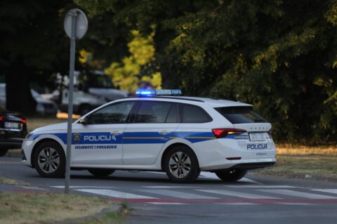 Osijek: Sudar vatrogasnog kamiona i automobila u Vukovarskoj ulici Osijek: Sudar vatrogasnog kamiona i automobila u Vukovarskoj ulici