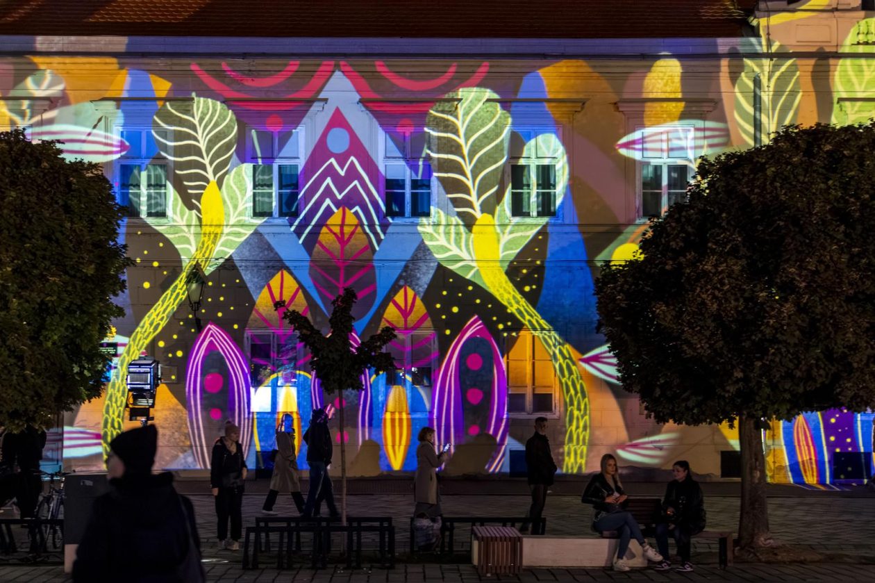 Osijek : U sklopu HeadOnEast festivala osvjetljena pročelja osječke Tvrđe.