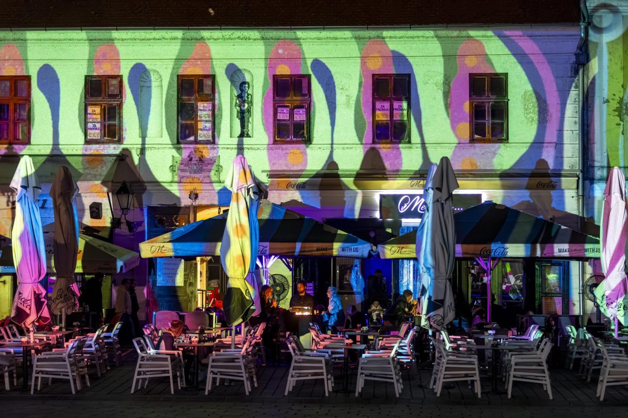 Osijek : U sklopu HeadOnEast festivala osvjetljena pročelja osječke Tvrđe.