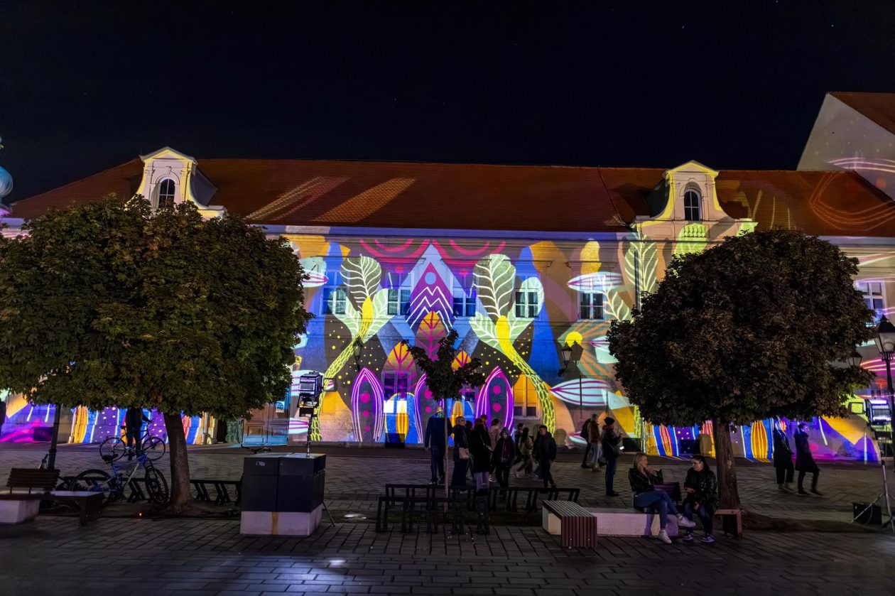 Osijek : U sklopu HeadOnEast festivala osvjetljena pročelja osječke Tvrđe.