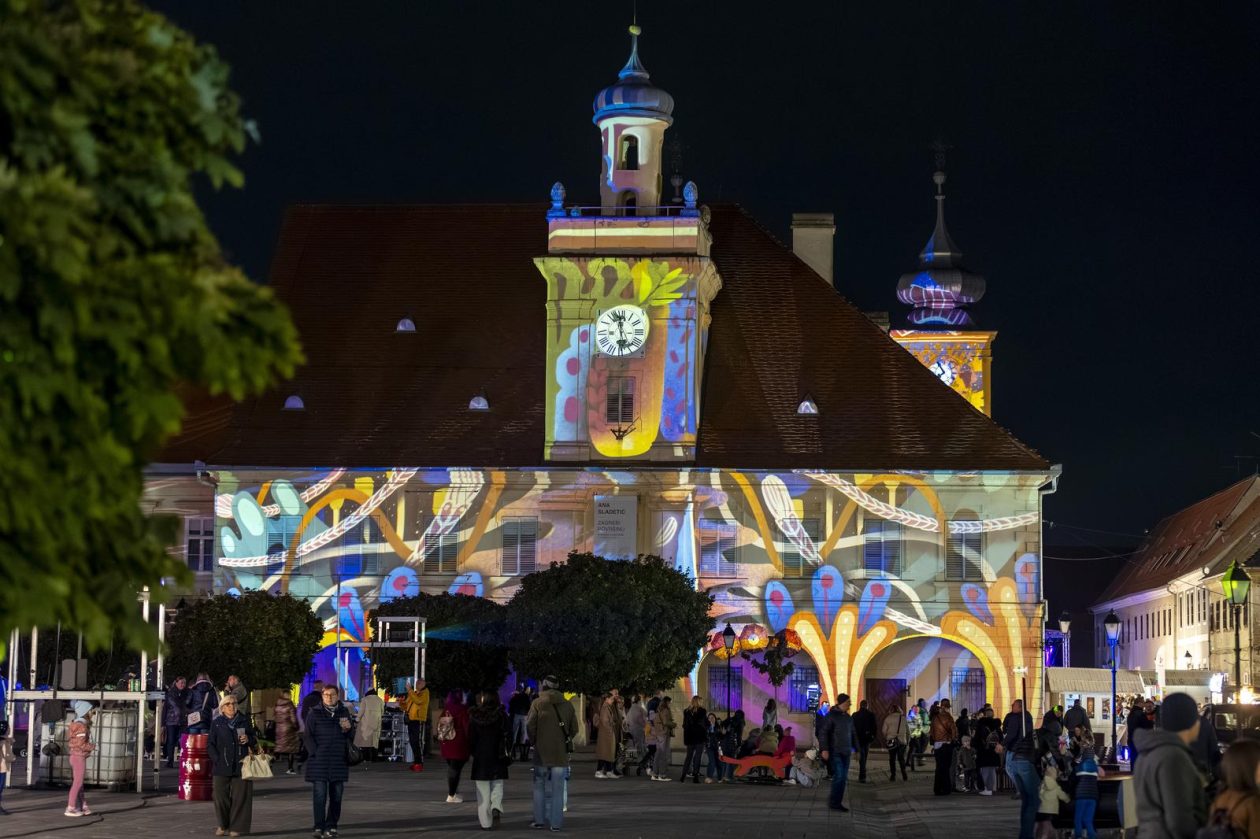 Osijek : U sklopu HeadOnEast festivala osvjetljena pročelja osječke Tvrđe.