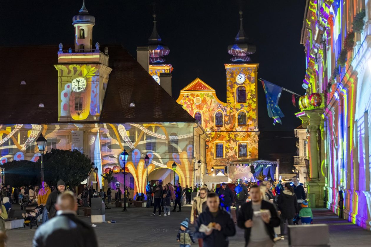 Osijek : U sklopu HeadOnEast festivala osvjetljena pročelja osječke Tvrđe.