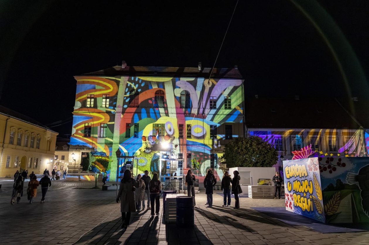 Osijek : U sklopu HeadOnEast festivala osvjetljena pročelja osječke Tvrđe.