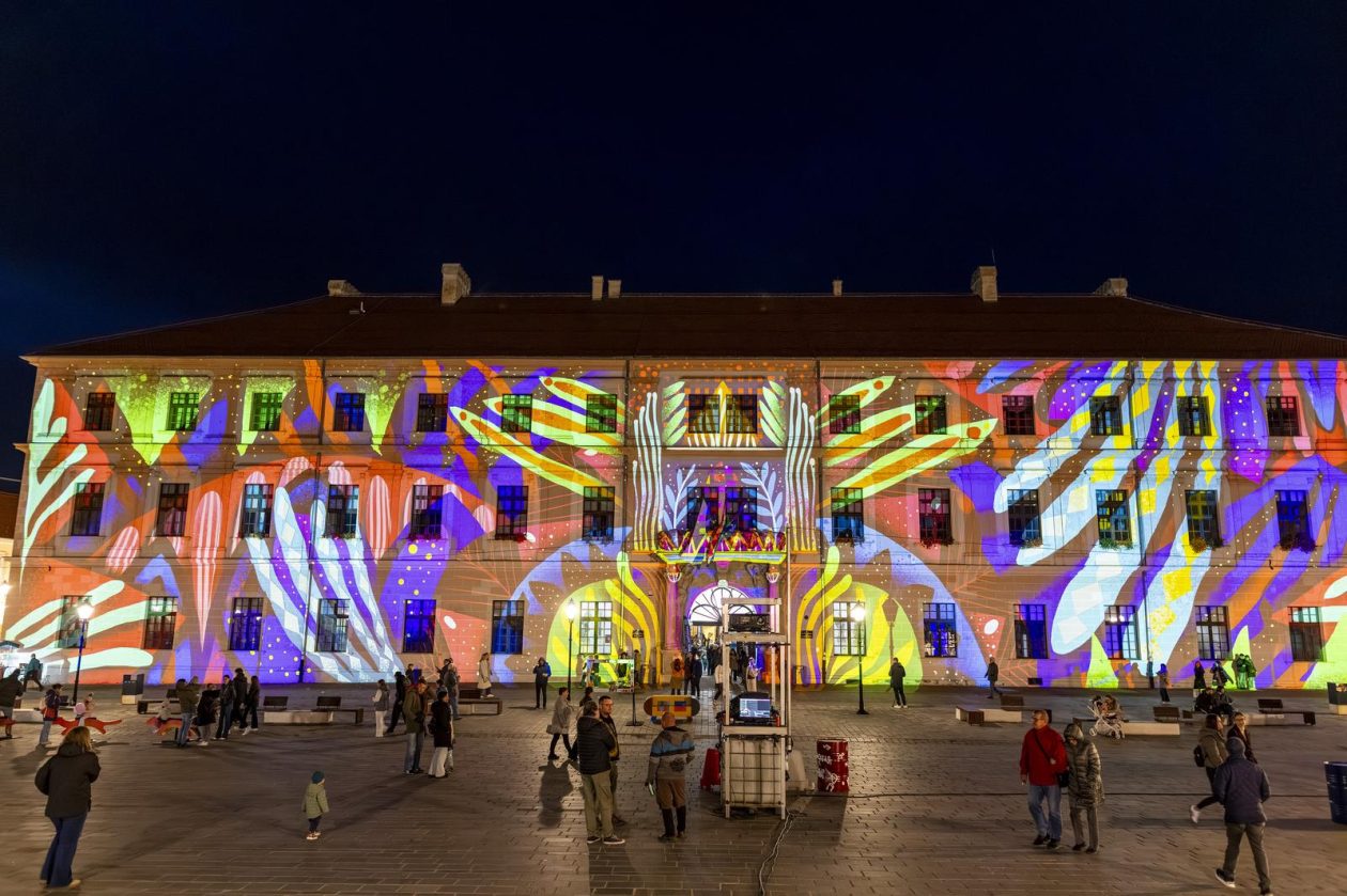 Osijek : U sklopu HeadOnEast festivala osvjetljena pročelja osječke Tvrđe.