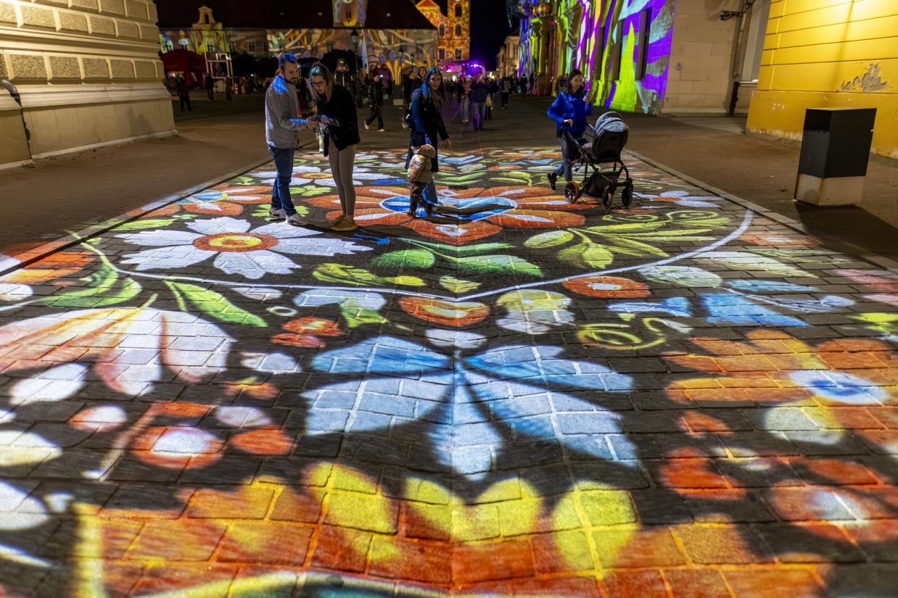 Osijek : U sklopu HeadOnEast festivala osvjetljena pročelja osječke Tvrđe.