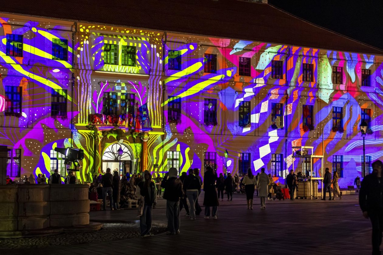 Osijek : U sklopu HeadOnEast festivala osvjetljena pročelja osječke Tvrđe.