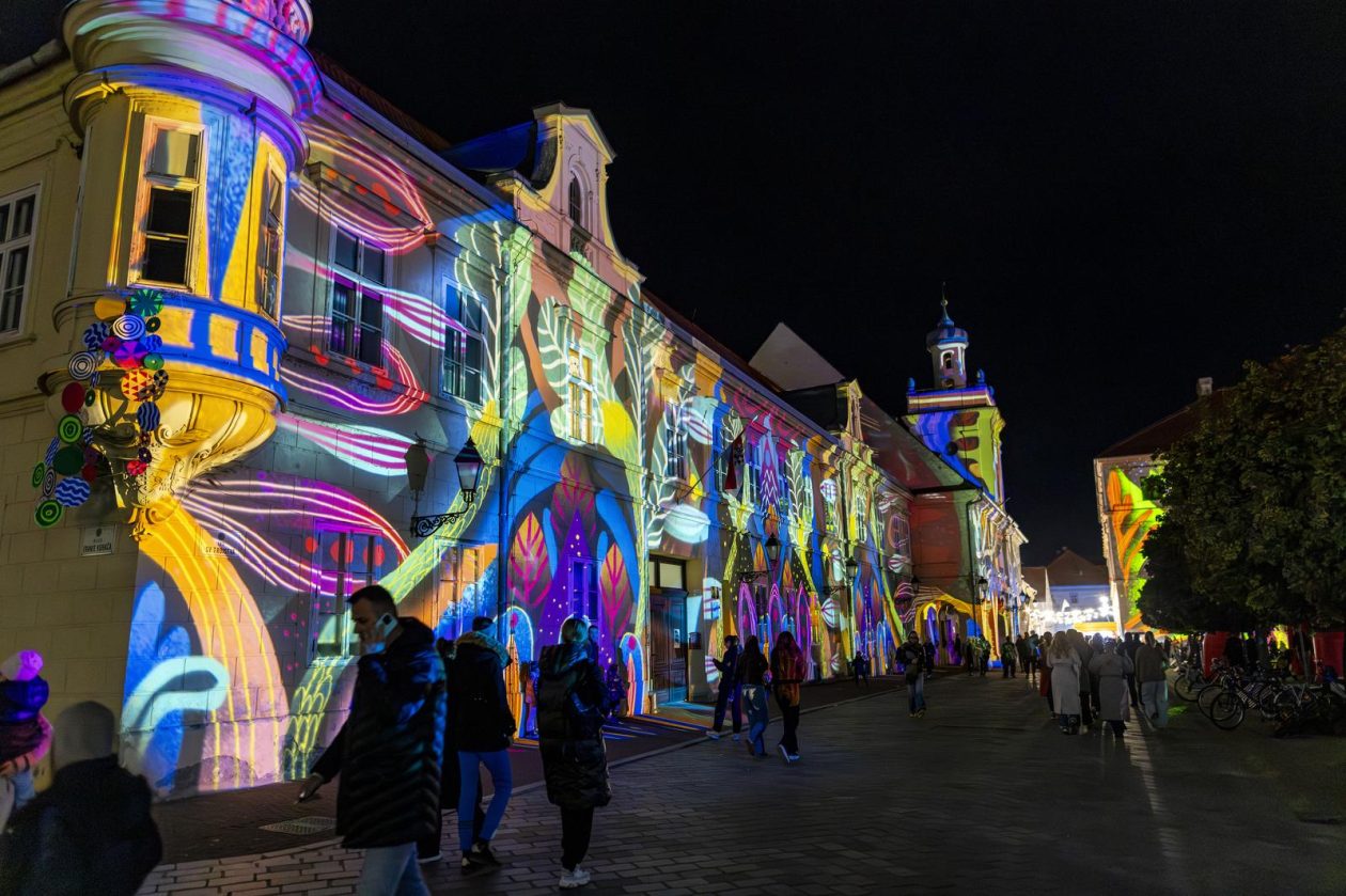Osijek : U sklopu HeadOnEast festivala osvjetljena pročelja osječke Tvrđe.