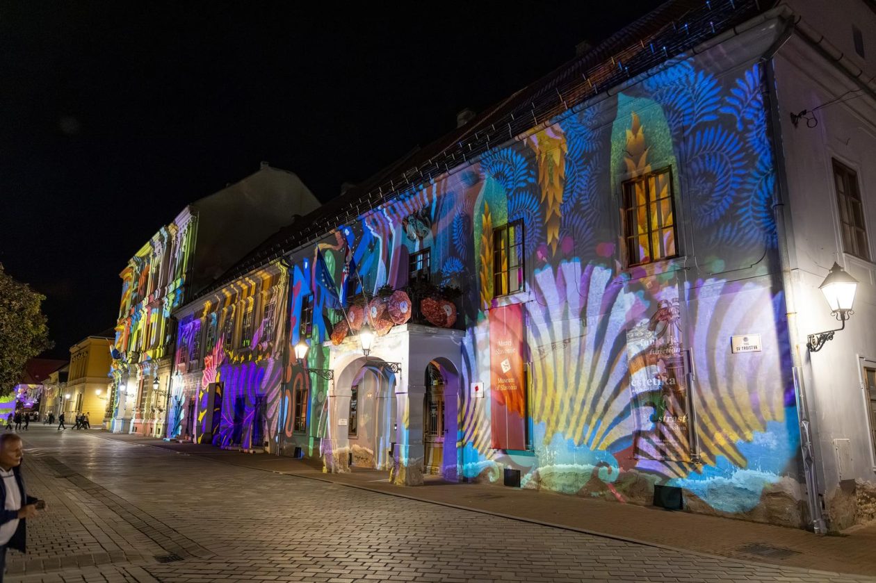Osijek : U sklopu HeadOnEast festivala osvjetljena pročelja osječke Tvrđe.
