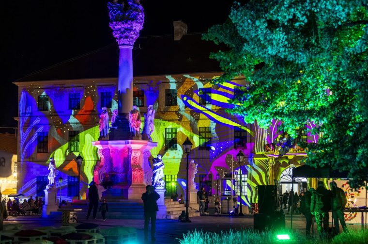 Osijek : U sklopu HeadOnEast festivala osvjetljena pročelja osječke Tvrđe.