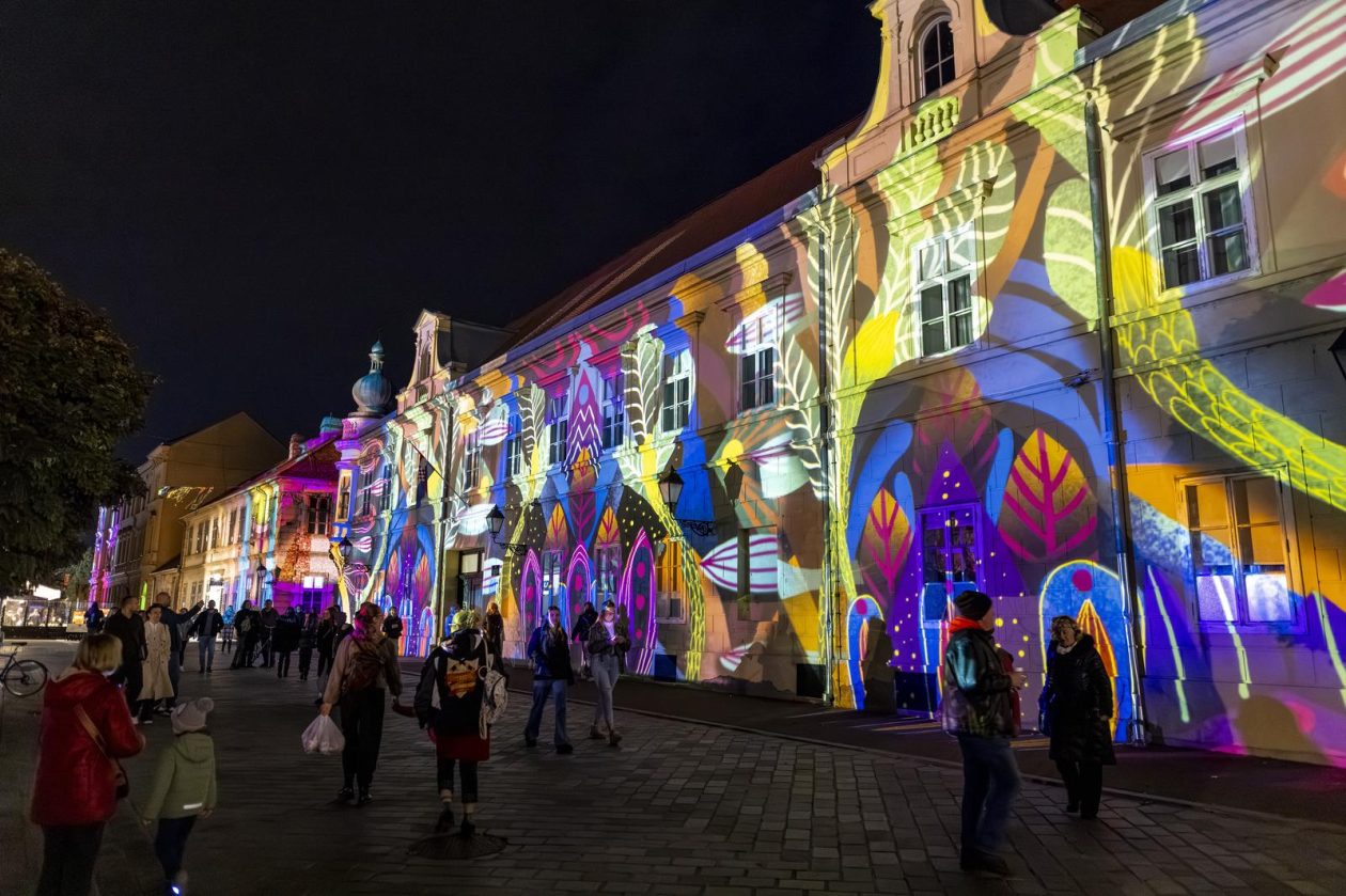 Osijek : U sklopu HeadOnEast festivala osvjetljena pročelja osječke Tvrđe.