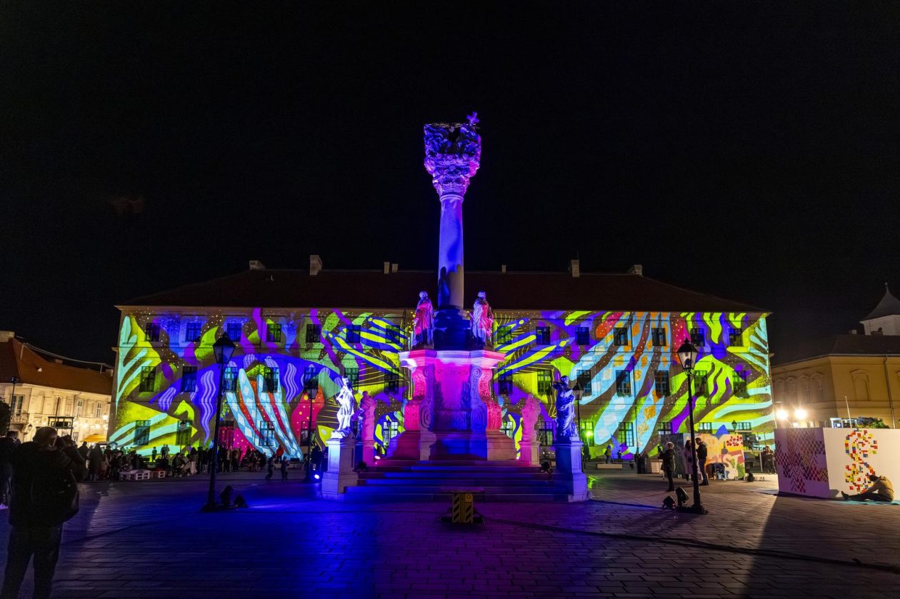 Osijek : U sklopu HeadOnEast festivala osvjetljena pročelja osječke Tvrđe.