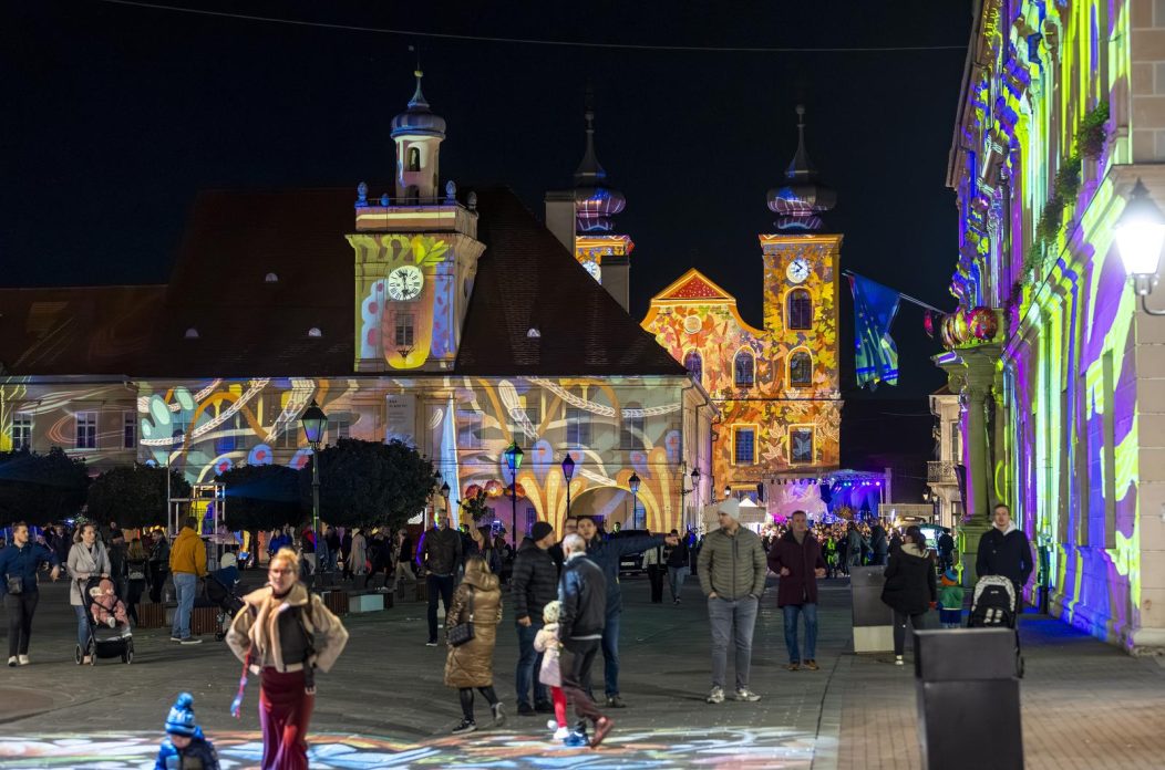 Osijek : U sklopu HeadOnEast festivala osvjetljena pročelja osječke Tvrđe.