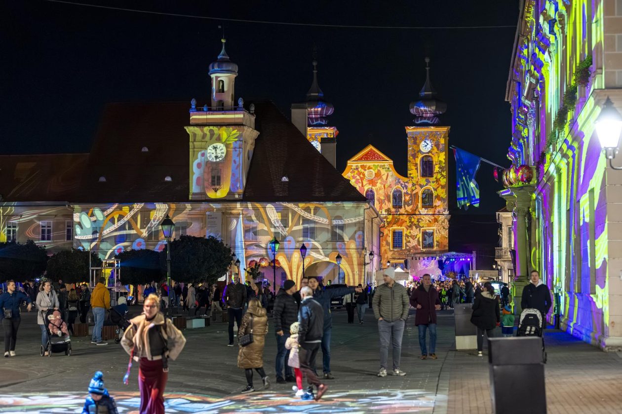 Osijek : U sklopu HeadOnEast festivala osvjetljena pročelja osječke Tvrđe.