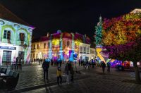 Osijek : U sklopu HeadOnEast festivala osvjetljena pročelja osječke Tvrđe.