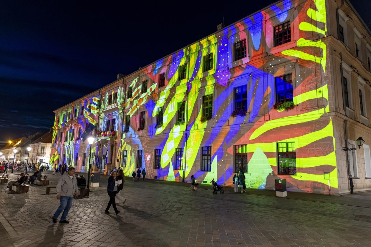 Osijek : U sklopu HeadOnEast festivala osvjetljena pročelja osječke Tvrđe.