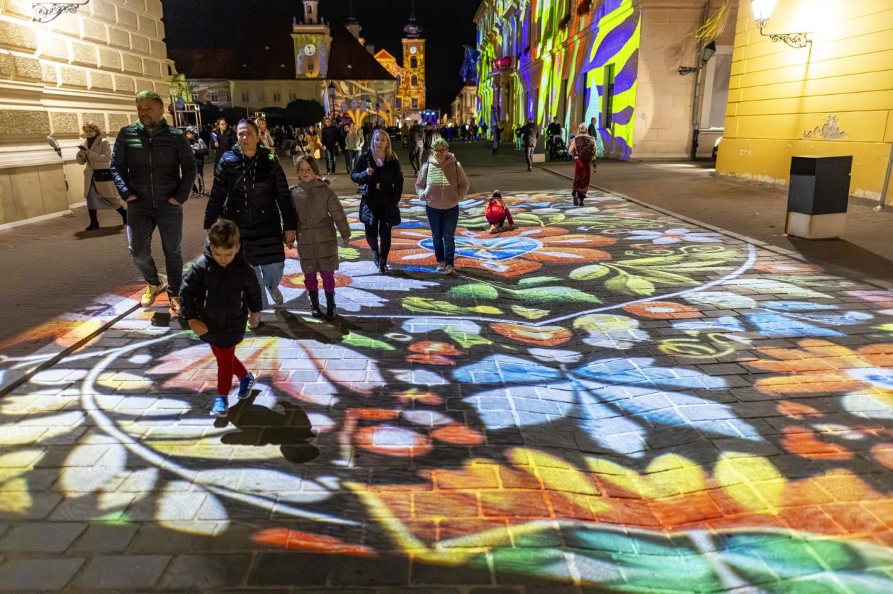 Osijek : U sklopu HeadOnEast festivala osvjetljena pročelja osječke Tvrđe.