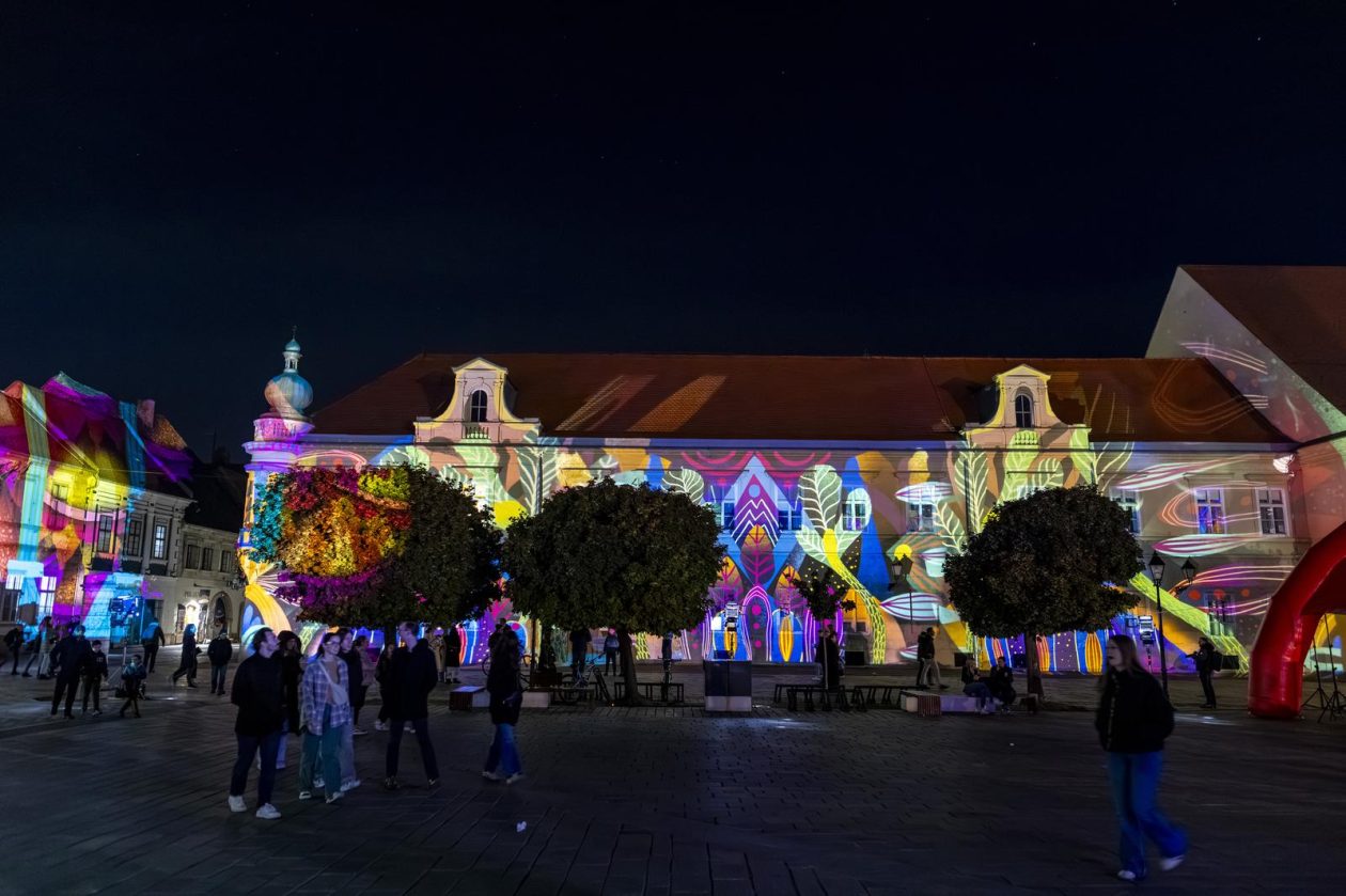 Osijek : U sklopu HeadOnEast festivala osvjetljena pročelja osječke Tvrđe.