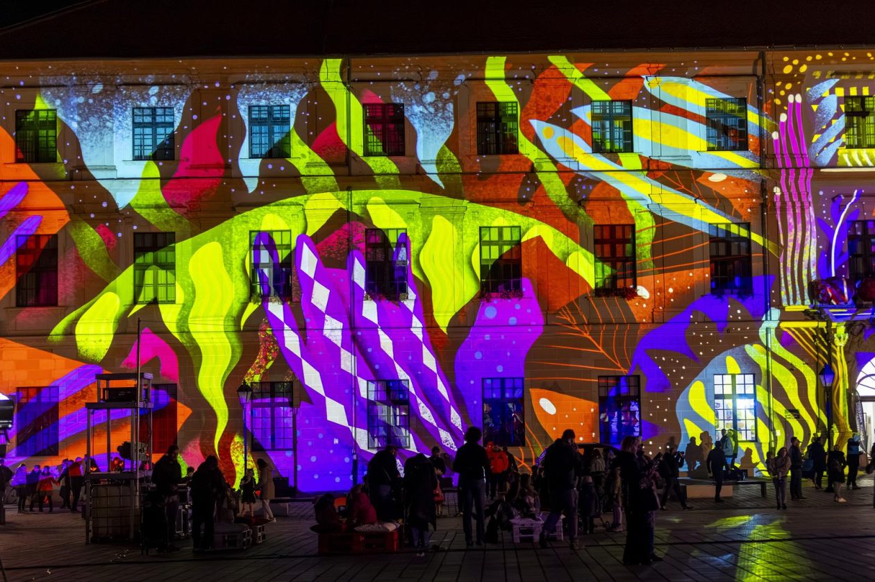 Osijek : U sklopu HeadOnEast festivala osvjetljena pročelja osječke Tvrđe.