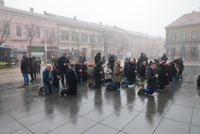 Osijek: Molitelji ispred konkatedrale uz performans ”Tiha misa”