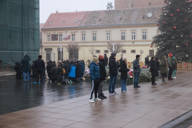Osijek: Molitelji ispred konkatedrale uz performans ”Tiha misa”