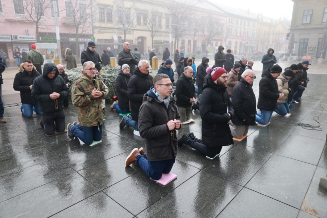 Osijek: Molitelji ispred konkatedrale uz performans ”Tiha misa”