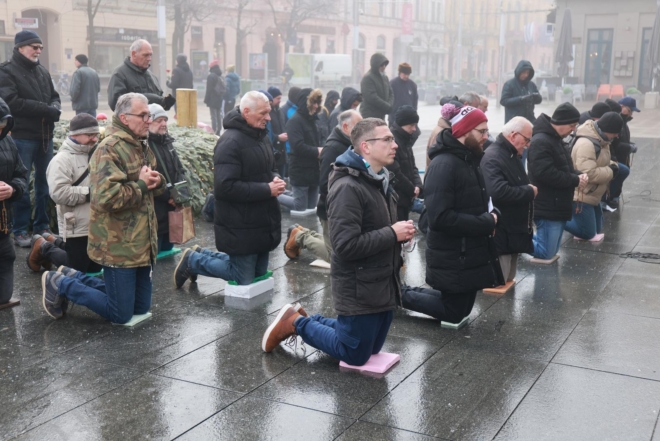 Osijek: Molitelji ispred konkatedrale uz performans ”Tiha misa”