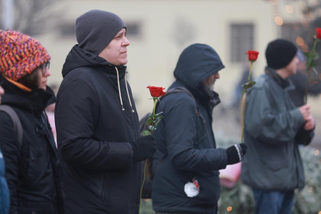 Osijek: Molitelji ispred konkatedrale uz performans ”Tiha misa”