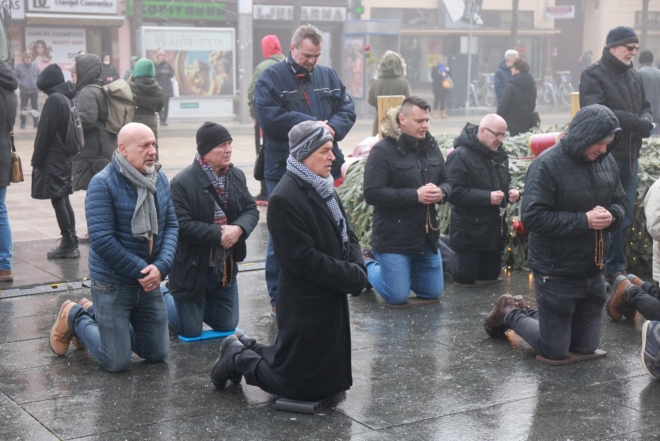 Osijek: Molitelji ispred konkatedrale uz performans ”Tiha misa”