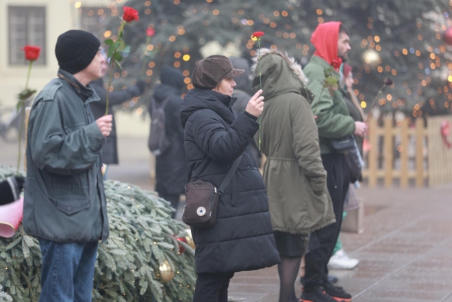 Osijek: Molitelji ispred konkatedrale uz performans ”Tiha misa”