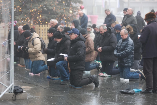 Osijek: Molitelji ispred konkatedrale uz performans ”Tiha misa”