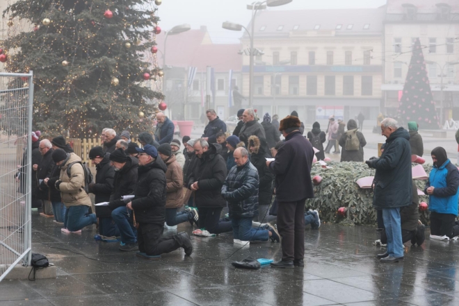 Osijek: Molitelji ispred konkatedrale uz performans ”Tiha misa”