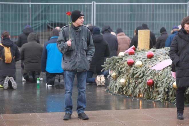 Osijek: Molitelji ispred konkatedrale uz performans ”Tiha misa”