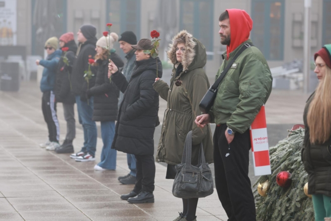 Osijek: Molitelji ispred konkatedrale uz performans ”Tiha misa”