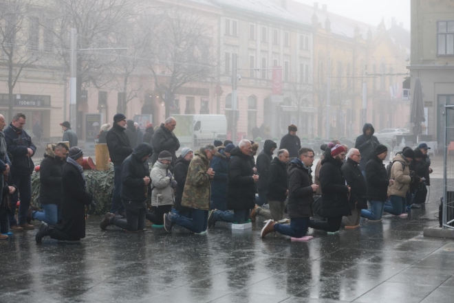 Osijek: Molitelji ispred konkatedrale uz performans ”Tiha misa”