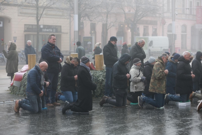 Osijek: Molitelji ispred konkatedrale uz performans ”Tiha misa”