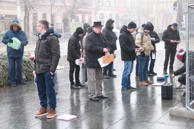 Osijek: Molitelji ispred konkatedrale uz performans ”Tiha misa”