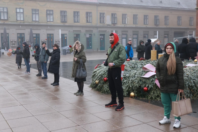 Osijek: Molitelji ispred konkatedrale uz performans ”Tiha misa”