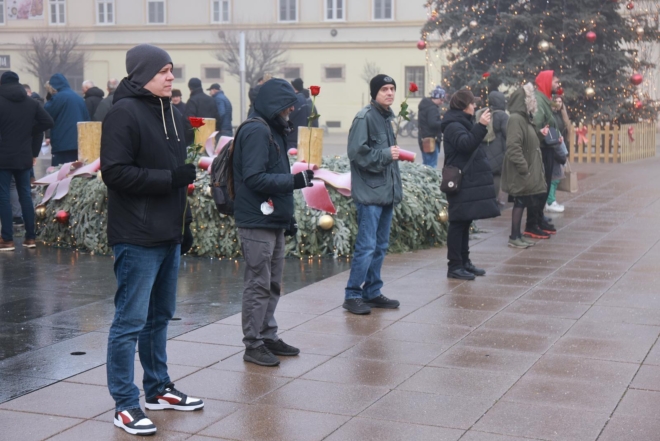 Osijek: Molitelji ispred konkatedrale uz performans ”Tiha misa”