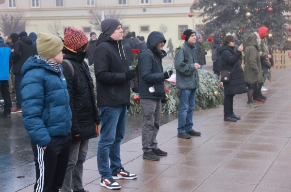 Osijek: Molitelji ispred konkatedrale uz performans ”Tiha misa”