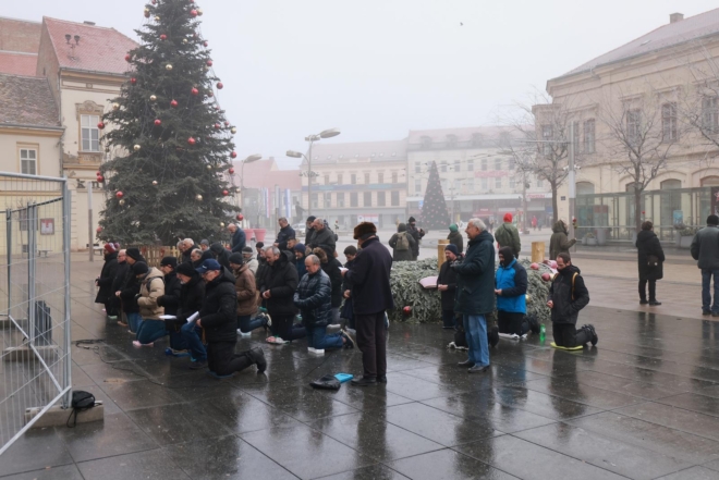 Osijek: Molitelji ispred konkatedrale uz performans ”Tiha misa”