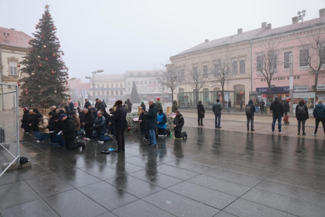 Osijek: Molitelji ispred konkatedrale uz performans ”Tiha misa”