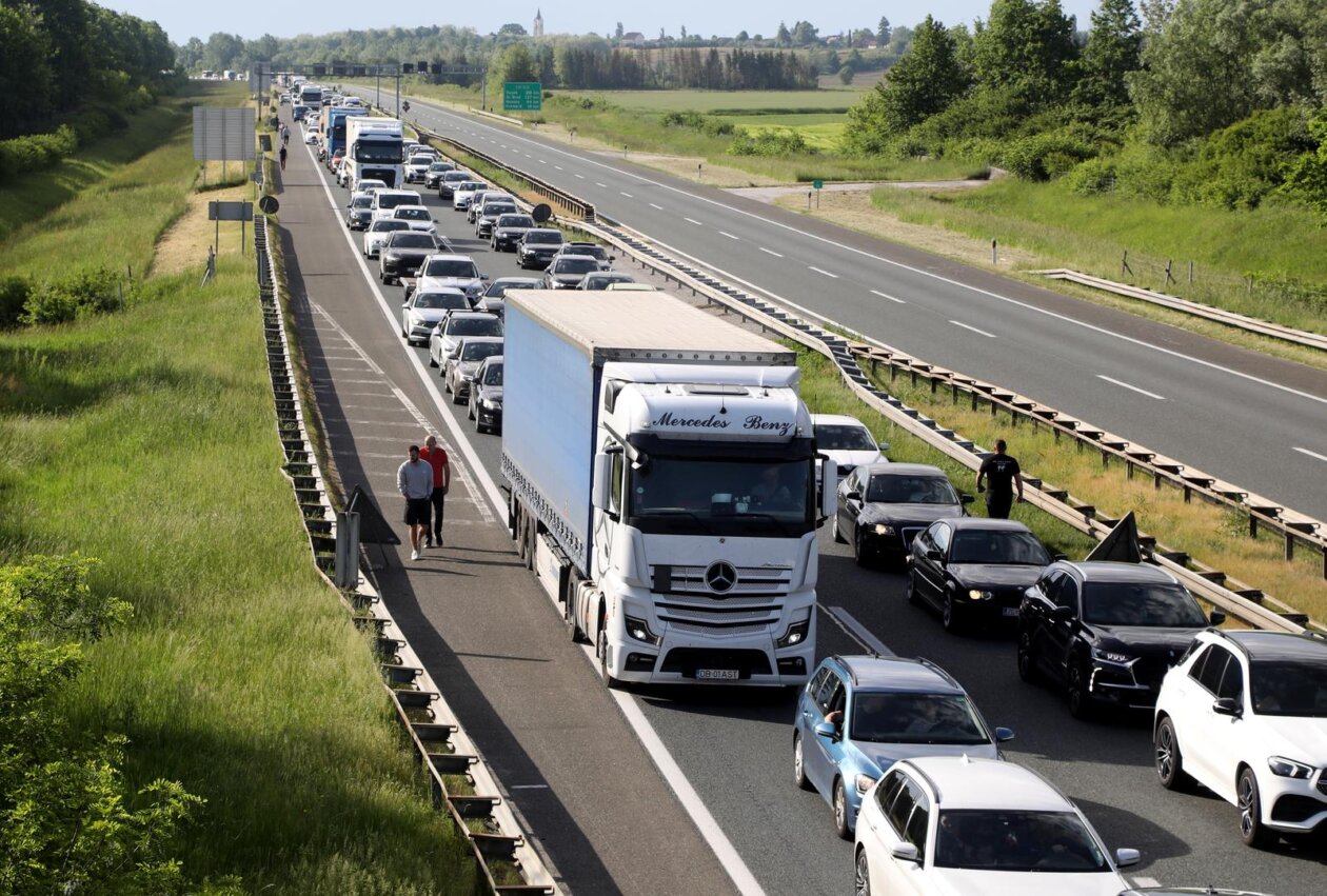 Gužva na autocesti A3 zbog prometne nesreće u kojoj je poginulo nekoliko osoba