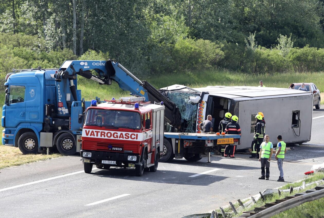 U sudaru autobusa i auta na A3 dvije osobe poginule, više ozlijeđenih