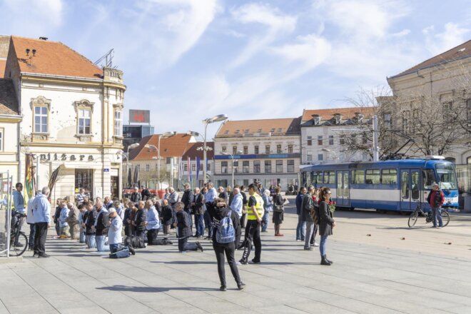 Osijek: Molitelji i protuprosvjednici okupili se ispred konkatedrale