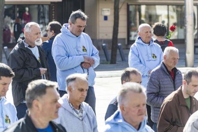 Osijek: Molitelji i protuprosvjednici okupili se ispred konkatedrale