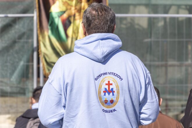 Osijek: Molitelji i protuprosvjednici okupili se ispred konkatedrale