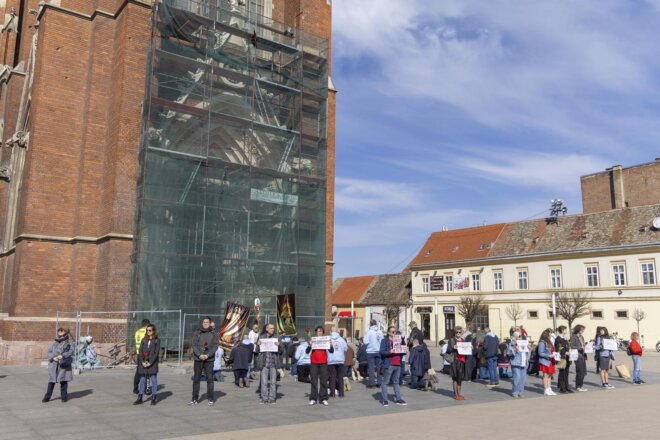 Osijek: Molitelji i protuprosvjednici okupili se ispred konkatedrale