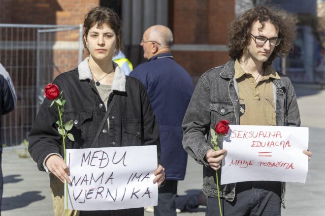 Osijek: Molitelji i protuprosvjednici okupili se ispred konkatedrale
