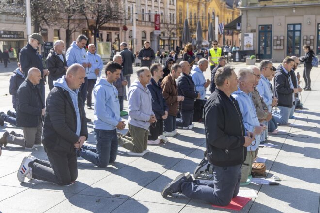 Osijek: Molitelji i protuprosvjednici okupili se ispred konkatedrale