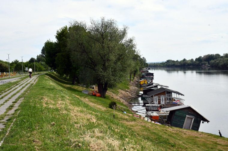 Slavonski Brod: Splavarska ulica na rijeci Savi